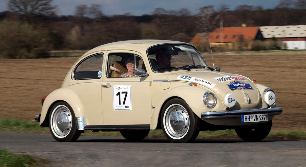 Werner og Christa Stein kommer på tysk visit det 500 km. Lange pålidelighedsrally med deres VW 1303 (1973).
(Foto: Åge Keseler Kirketerp)